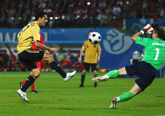 VIENNA, AUSTRIA - 26 GIUGNO: Daniel Guiza della Spagna segna il secondo gol della Spagna durante la semifinale di UEFA EURO 2008 tra Russia e Spagna all'Ernst Happel Stadion il 26 giugno 2008 a Vienna, Austria. (Foto di Clive Rose/Getty Images) Spagna, intramontabile Dani Güiza: a 45 anni firma per un nuovo club- immagine 2