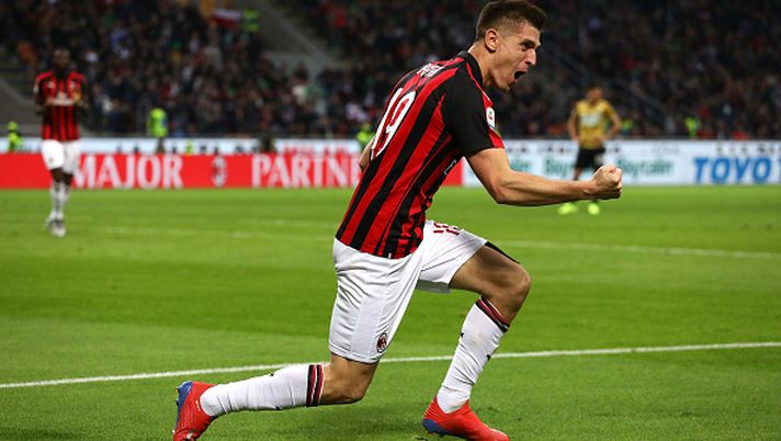 MILAN, ITALY - APRIL 02:  Krzysztof Piatek of AC Milan celebrates after scoring the opening goal during the Serie A match between AC Milan and Udinese at Stadio Giuseppe Meazza on April 2, 2019 in Milan, Italy.  (Photo by Marco Luzzani/Getty Images)  Kolo Muani Piatek