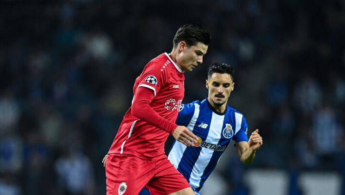 PORTO, PORTUGAL - NOVEMBER 7: Stephen Eustaquio of FC Porto and Jurgen Ekkelenkamp of Royal Antwerp FC in action during the UEFA Champions League match between FC Porto and Royal Antwerp FC at Estadio do Dragao on November 7, 2023 in Porto, Portugal. (Photo by Octavio Passos/Getty Images) Sky: “Udinese in chiusura per due acquisti: in arrivo Ekkelenkamp e Karlstrom, i dettagli” - immagine 1