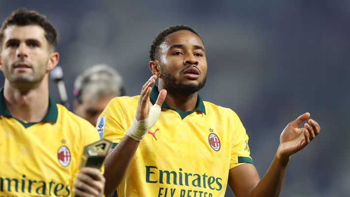 TURIN, ITALY - DECEMBER 08: Christopher Nkunku of AC Milan celebrates the win at the end of the Serie A match between Torino FC and AC Milan at Stadio Olimpico di Torino on December 08, 2025 in Turin, Italy. (Photo by Claudio Villa/AC Milan via Getty Images) Nkunku, un’altra occasione sprecata: il Milan vince, ma lui si perde tra le linee - immagine 1