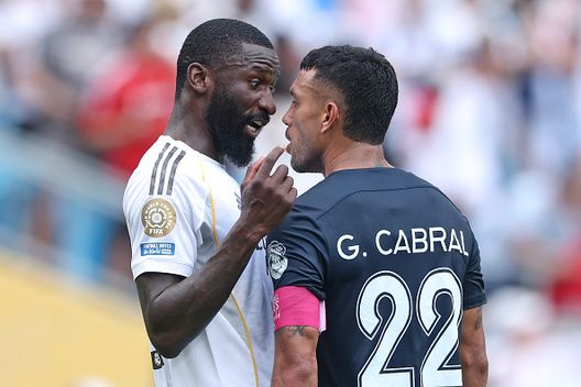 Charlotte, North Carolina - 22 giugno 2025: Antonio Rüdiger del Real Madrid discute con Gustavo Cabral del Pachuca. (Foto di Richard Pelham/Getty Images) Verso Juventus-Real Madrid, dove vedere il match in tv e streaming live- immagine 2