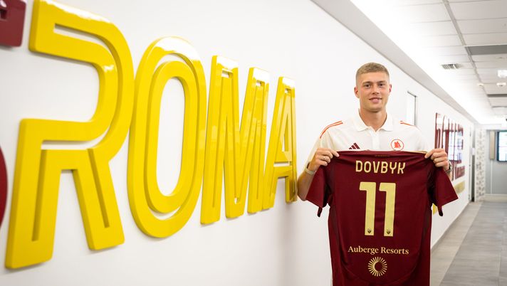 ROME, ITALY - AUGUST 02: AS Roma new Signing Artem Dovbyk during is first day at Centro Sportivo Fulvio Bernardini on August 02, 2024 in Rome, Italy. (Photo by Fabio Rossi/AS Roma via Getty Images) VIDEO Roma, Dovbyk si presenta ai tifosi: “Sono felice, questo è un club fantastico” - immagine 1