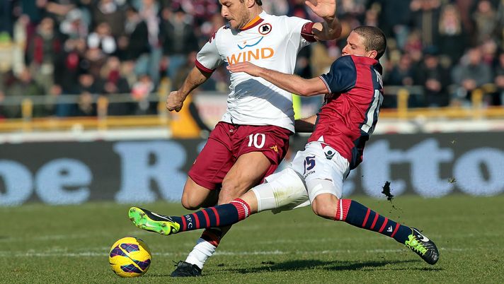 BOLOGNA, ITALY - JANUARY 27: Diego Perez of Bologna FC (R) fights for the ball with Francesco Totti of AS Roma during the Serie A match between Bologna FC and AS Roma at Stadio Renato Dall'Ara on January 27, 2013 in Bologna, Italy. (Photo by Gabriele Maltinti/Getty Images) Bologna-Roma