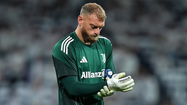 MADRID, SPAIN - OCTOBER 22: Michele Di Gregorio of Juventus warms up prior to the UEFA Champions League 2025/26 League Phase MD3 match between Real Madrid C.F. and Juventus at Estadio Santiago Bernabeu on October 22, 2025 in Madrid, Spain. (Photo by Angel Martinez/Getty Images) Di Gregorio: “Scudetto? Spalletti ambizioso, cosa ci ha colpito di lui! Il clima in spogliatoio…” - immagine 1