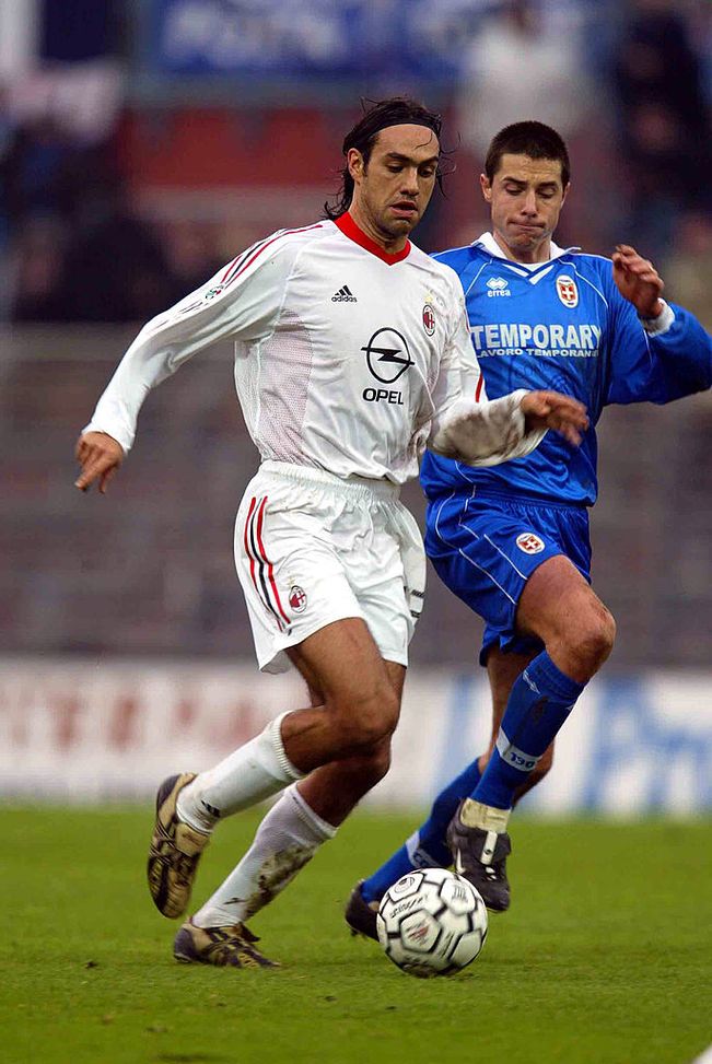 COMO - DECEMBER 15: Alessando Nesta of AC Milan in action during the Serie A match between Como and AC Milan, played at the Sinigallia Stadium, Como, Italy on December 15, 2002. (Photo by Grazia Neri/Getty Images) Il falso mito della programmazione nel calcio: nessuno può permettersela!- immagine 3