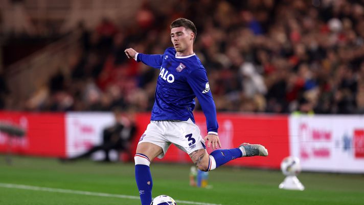 MIDDLESBROUGH, ENGLAND - OCTOBER 17: Leif Davis of Ipswich Town passes the ball during the Sky Bet Championship match between Middlesbrough and Ipswich Town at Riverside Stadium on October 17, 2025 in Middlesbrough, England. (Photo by George Wood/Getty Images) Streaming Ipswich-Stoke | Diretta TV, orario e dove guardare la partita gratis - immagine 1