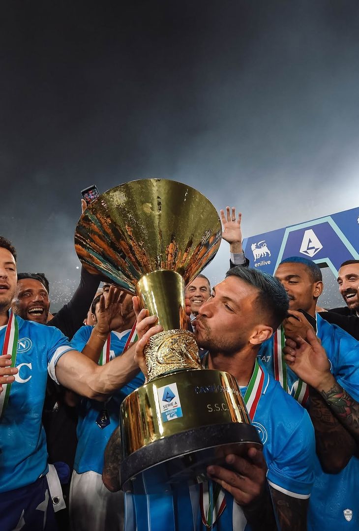 GALLERY Napoli campione d’Italia, la squadra si ‘gode’ la Coppa con i tifosi - immagine 3