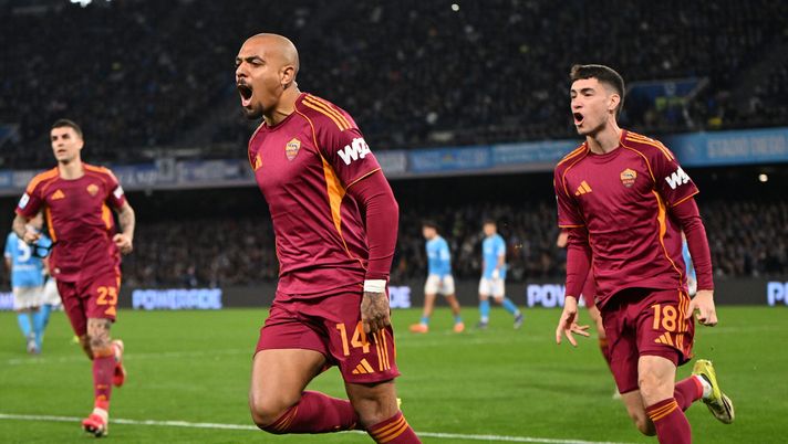 NAPLES, ITALY - FEBRUARY 15: Donyell Malen of AS Roma celebrates after scoring his side second goal during the Serie A match between SSC Napoli and AS Roma at Stadio Diego Armando Maradona on February 15, 2026 in Naples, Italy. (Photo by Francesco Pecoraro/Getty Images) Romano svela: “Il Napoli voleva Malen! Un fattore ha bloccato gli azzurri” - immagine 1