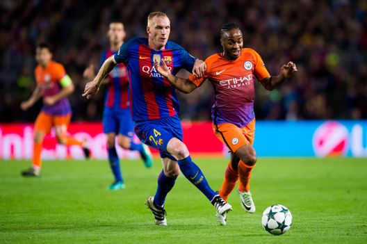 BARCELLONA, SPAGNA - 19 OTTOBRE: Jeremy Mathieu (a sinistra) dell'FC Barcelona lotta per la palla con Raheem Sterling (a destra) del Manchester City FC durante la partita del gruppo C della UEFA Champions League tra FC Barcelona e Manchester City FC al Camp Nou il 19 ottobre 2016 a Barcellona, Spagna. (Foto di Alex Caparros/Getty Images) Barcellona