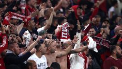 Striscione dei tifosi dell’Olympiacos: “Liberate i nostri fratelli”. Il motivo
