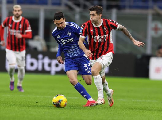 Christian Pulisic del Milan e Luca Da Cunha del Como. (Photo by Claudio Villa/AC Milan via Getty Images) Como-Milan: quanto segnano le due squadre per ogni reparto?- immagine 2