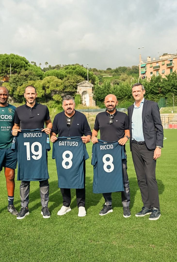 Nella giornata odierna (martedì 16 settembre 2025), Gennaro Gattuso, commissario tecnico della nazionale italiana, è stato ospite al Centro Sportivo Signorini di Pegli, struttura in cui svolge i propri allenamenti il Genoa di Patrick Vieira. Il ct azzurro, reduce da due prime uscite vittoriose contro Estonia (5-0) e Israele (4-5), ha supervisionato (come dimostrano le seguenti foto pubblicate dal club ligure via Instagram) la seduta odierna del Grifone.