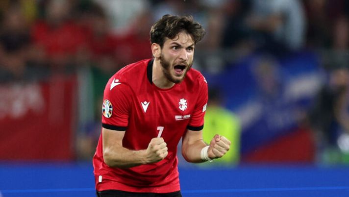 GELSENKIRCHEN, GERMANY - JUNE 26: Khvicha Kvaratskhelia of Georgia celebrates after Georges Mikautadze of Georgia (not pictured) scores his team's second goal from a penalty kick during the UEFA EURO 2024 group stage match between Georgia and Portugal at Arena AufSchalke on June 26, 2024 in Gelsenkirchen, Germany. (Photo by Kevin C. Cox/Getty Images) La Gazzetta esalta Kvaratskhelia: “Segna e si sbatte”. Ecco il super voto - immagine 1