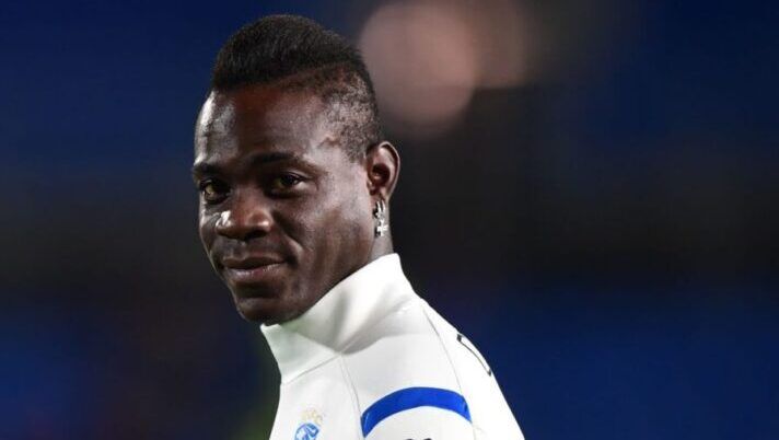 Brescia's Italian forward Mario Balotelli looks on prior to the Italian Serie A football match Brescia vs Fiorentina on October 21, 2019 at the Mario-Rigamonti stadium in Brescia. (Photo by Miguel MEDINA / AFP) (Photo by MIGUEL MEDINA/AFP via Getty Images) Genoa, dopo l’arrivo di Pereiro Gilardino spinge per un altro svincolato: le ultime su Balotelli - immagine 1