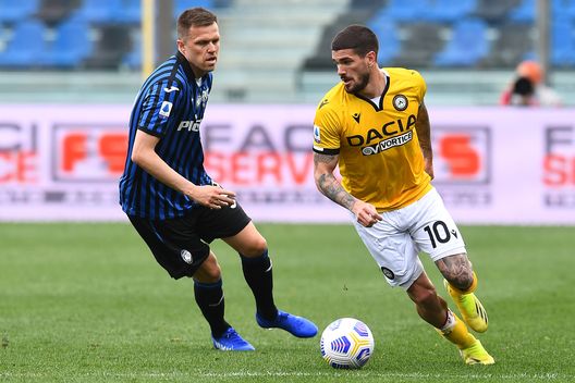 BERGAMO, ITALY - APRIL 03: Rodrigo De Paul of Udinese Calcio is challenged by Josip Ilicic of Atalanta B.C. during the Serie A match between Atalanta BC and Udinese Calcio at Gewiss Stadium on April 03, 2021 in Bergamo, Italy. Sporting stadiums around Italy remain under strict restrictions due to the Coronavirus Pandemic as Government social distancing laws prohibit fans inside venues resulting in games being played behind closed doors. (Photo by Claudio Villa/Getty Images) Udinese, l’attacco segna poco: ma Okaka ha spesso fatto male al Torino- immagine 2