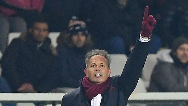 TURIN, ITALY - DECEMBER 16: Coach of Torino FC Sinisa Mihajlovic gestures during the Serie A match between Torino FC and SSC Napoli at Stadio Olimpico di Torino on December 16, 2017 in Turin, Italy. (Photo by Francesco Pecoraro/Getty Images) Torino-Napoli 1-3, Mihajlovic: “Napoli più forte, nulla da aggiungere”- immagine 1
