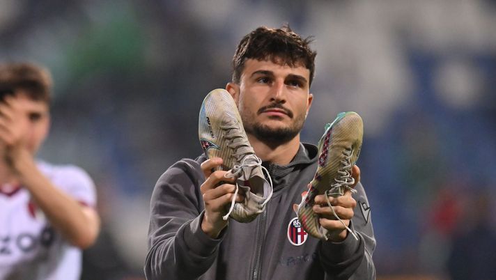 REGGIO NELL'EMILIA, ITALY - MAY 08: Riccardo Orsolini of Bologna FC greets his fans during the Serie A match between US Sassuolo and Bologna FC at Mapei Stadium - Citta' del Tricolore on May 08, 2023 in Reggio nell'Emilia, Italy. (Photo by Alessandro Sabattini/Getty Images) La Fiorentina sgomita per Orsolini: i viola cercano la via tra la concorrenza - immagine 1