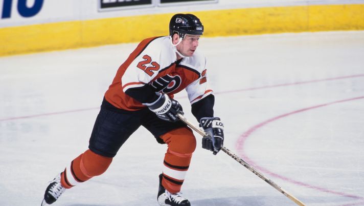 Mark Lamb #22, Center for the Philadelphia Flyers in motion on the ice during the NHL Eastern Conference Northeast Division game against the Montreal Canadiens on 29th January 1995 at the Montreal Forum arena in Montreal, Canada. The game was tied 2 - 2. (Photo by Robert Laberge/Allsport/Getty Images) Philadelphia Flyers-Winnipeg Jets, dove vederla in diretta TV e streaming LIVE - immagine 1