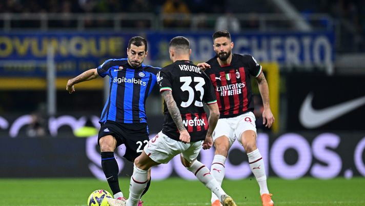 MILAN, ITALY - FEBRUARY 05: Henrikh Mkhitaryan of FC Internazionale, in action, battles for possession with Rade Krunic of AC Milan during the Serie A match between FC Internazionale and AC MIlan at Stadio Giuseppe Meazza on February 05, 2023 in Milan, Italy. (Photo by Mattia Ozbot - Inter/Inter via Getty Images) MILAN NEWS | Accordo raggiunto: i rossoneri a lavoro per il vice-Giroud- immagine 1