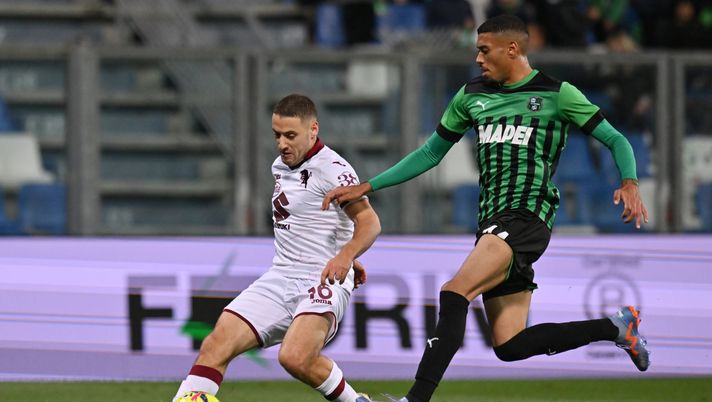 REGGIO NELL'EMILIA, ITALY - APRIL 03: Nikola Vlasic of Torino FC is challenged by Ruan Tressoldi of US Sassuolo during the Serie A match between US Sassuolo and Torino FC at Mapei Stadium - Citta' del Tricolore on April 03, 2023 in Reggio nell'Emilia, Italy. (Photo by Alessandro Sabattini/Getty Images) sassuolo-torino