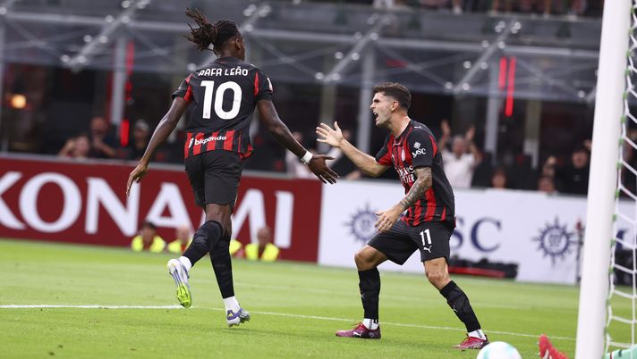 MILAN, ITALY - AUGUST 17: Rafael Leao (L) of AC Milan celebrates with Christian Pulisic (R) after scoring the his team's first goal during the Coppa Italia match between AC Milan and SSC Bari at Stadio San Siro on August 17, 2025 in Milan, Italy. (Photo by Giuseppe Cottini/AC Milan via Getty Images) trio offensivo
