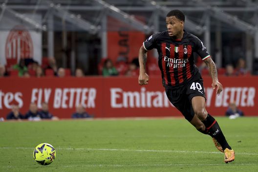 MILAN, ITALY - MAY 03: Aster Vranckx of AC Milan in action during the Serie A match between AC Milan and US Cremonese at Stadio Giuseppe Meazza on May 03, 2023 in Milan, Italy. (Photo by Giuseppe Cottini/AC Milan via Getty Images) VN – Vranckx ha scelto la Fiorentina, mancano solo i dettagli- immagine 2