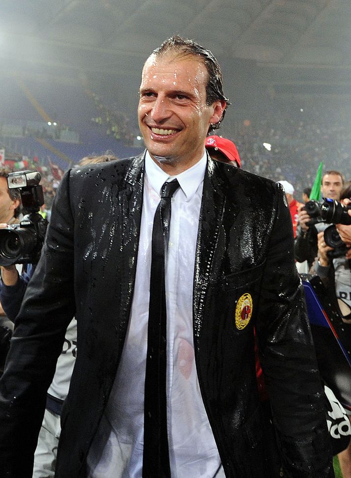 ROME, ITALY - MAY 07: Massimiliano Allegri, head coach of Milan celebrates the victory after the Serie A match between AS Roma and AC Milan at Stadio Olimpico on May 7, 2011 in Rome, Italy. (Photo by Giuseppe Bellini/Getty Images) Allegri e il Milan in vetta: quarta miglior partenza in carriera in Serie A per Max- immagine 4