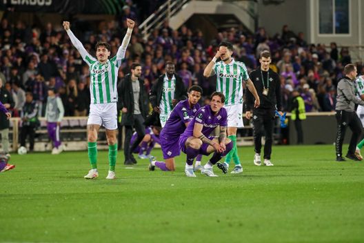 GERMOGLI PH: 8 MAGGIO 2025 FIRENZE STADIO ARTEMIO FRANCHI SEMIFINALE DI CONFERENCE LEAGUE FIORENTINA VS BETIS NELLA FOTO FOLORUNSHO La Nazione amara: “Fiorentina, sogno svanito. Bye, Bye, Conference League”- immagine 2