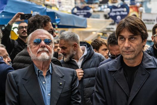 NAPLES, ITALY - NOVEMBER 25: SSC Napoli President Aurelio de Laurentiis together with SSC Napoli Head Coach Antonio Conte and SSC Napoli captain Giovanni di Lorenzo visit the Maradona mural at Quartieri Spagnoli in the center of Naples for the 4th anniversary of Diego Armando Maradona's death on November 25, 2024 in Naples, Italy. (Photo by SSC NAPOLI/SSC NAPOLI via Getty Images) De Laurentiis Conte