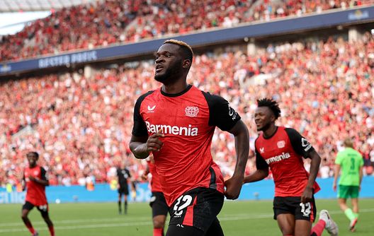LEVERKUSEN, GERMANY - SEPTEMBER 22: Victor Boniface of Bayer 04 Leverkusen celebrates scoring his team's fourth goal during the Bundesliga match between Bayer 04 Leverkusen and VfL Wolfsburg at BayArena on September 22, 2024 in Leverkusen, Germany. (Photo by Leon Kuegeler/Getty Images) Tema centravanti: da Hojlund a Vlahovic passando per le piste alternative- immagine 2