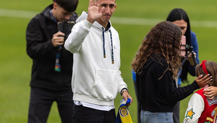 ROSARIO, ARGENTINA - JULY 07: Ángel Di María greets during his unveiling as new player of Rosario Central at Estadio Gigante de Arroyito on July 07, 2025 in Rosario, Argentina. (Photo by Mateo Luis Occhi/Getty Images) angel-di-maria-rosario-central-fideo-argentina-benfica-conferenza-stampa
