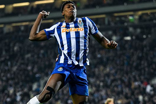 PORTO, PORTOGALLO - 12 DICEMBRE: Samu Aghehowa dell'FC Porto celebra il secondo gol della sua squadra durante la partita MD6 della fase di lega della UEFA Europa League 2024/25 tra FC Porto e FC Midtjylland all'Estadio do Dragao il 12 dicembre 2024 a Porto, Portogallo. (Foto di Octavio Passos/Getty Images) Porto, Samu è straordinario: soltanto Jardel e Jackson Martinez meglio di lui nella storia dei Dragoes- immagine 2