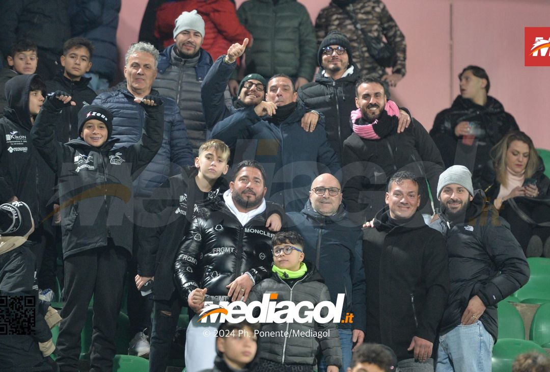FOTOTIFO Palermo-Bari 3-0, gli scatti ai tifosi al “Renzo Barbera” (GALLERY) - immagine 5