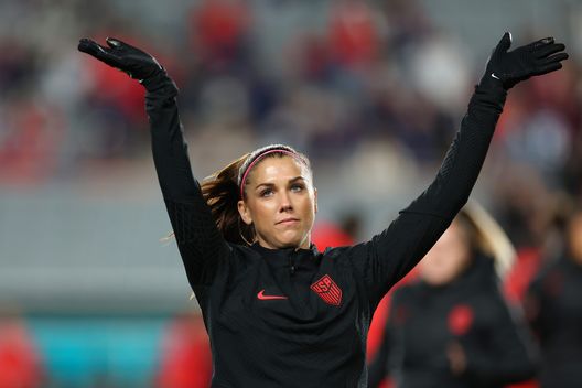 Alex Morgan annuncia commossa il suo ritiro dal calcio con un video sui social- immagine 2