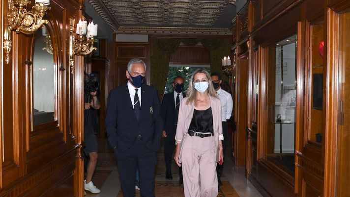 Valentina Vezzali positiva al Covid, niente apertura Giochi Pechino - immagine 1