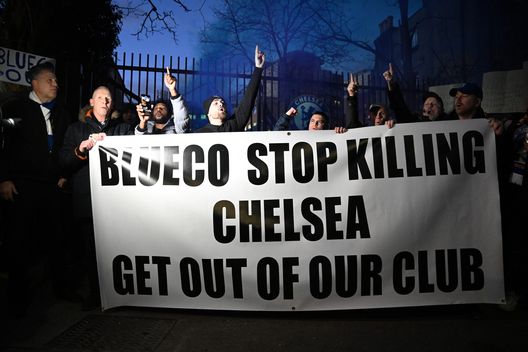 La protesta contro BlueCo e Boehly dei tifosi del Chelsea. (Foto di Justin Setterfield/Getty Images) Nottingham Forest-Chelsea, due proprietà agli antipodi a confronto- immagine 4