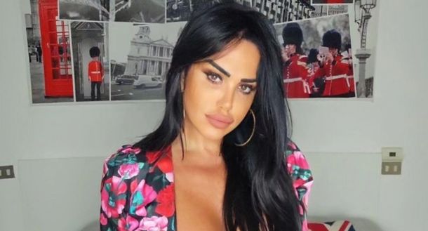 Marika Fruscio per Natale si veste da sexy elfo: le curve sono da capogiro- immagine 2