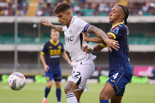 Giovanni Di Lorenzo contrastato da Rocha Livramento durante Hellas Verona-Napoli. (Foto di Emmanuele Ciancaglini/Getty Images)