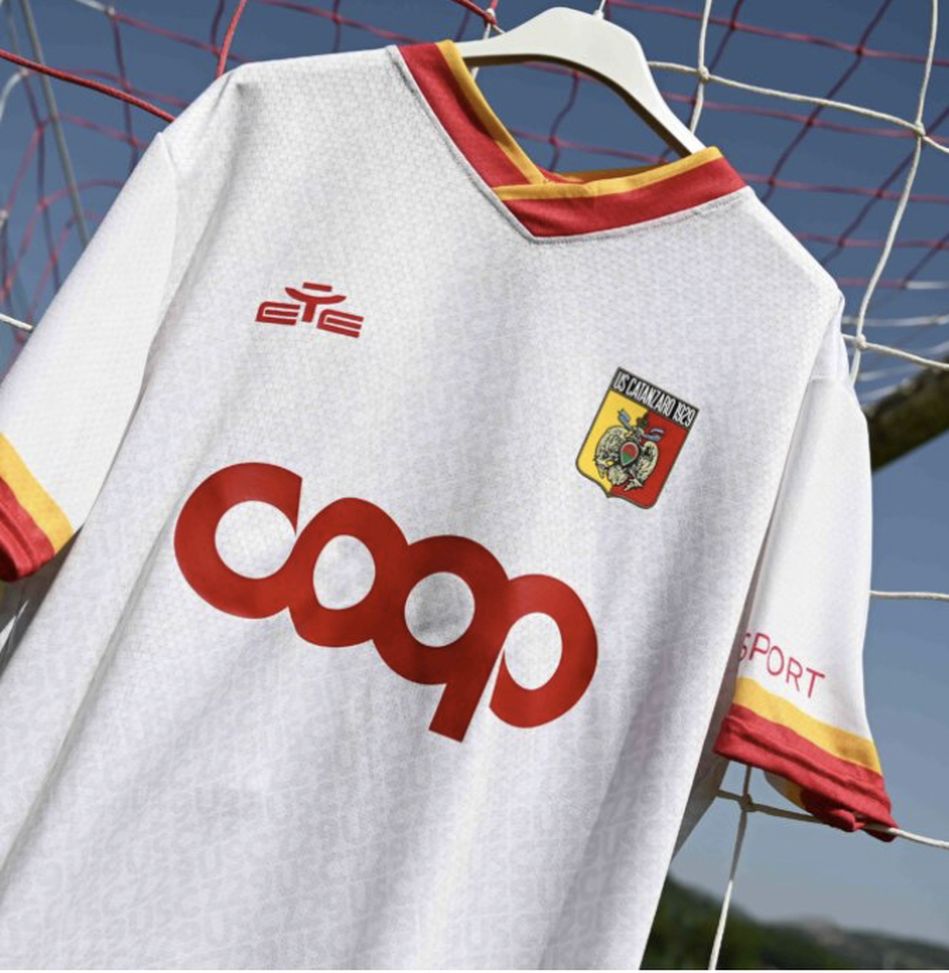 Catanzaro, ecco la seconda maglia: design bianco perla con dettagli giallorossi- immagine 2