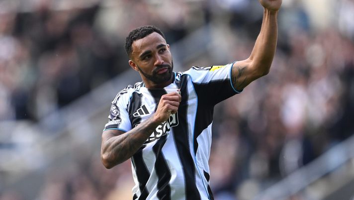 NEWCASTLE UPON TYNE, ENGLAND - MAY 25: Newcastle striker Callum Wilson waves to the Gallowgate End Newcastle Fans after the Premier League match between Newcastle United FC and Everton FC at St James' Park on May 25, 2025 in Newcastle upon Tyne, England. (Photo by Stu Forster/Getty Images) Wilson Newcastle