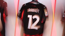 La folla milanista accoglie Rabiot: Adrien sventola la maglia Nº12