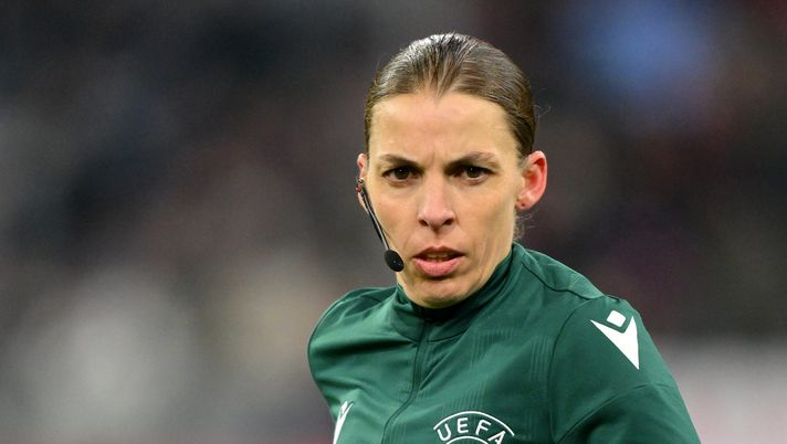 Clima teso in Coppa di Grecia, Frappart scortata dalla polizia al termine del match - immagine 1