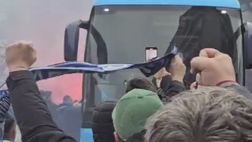 Il pullman del Napoli arriva al Maradona: l’accoglienza dei tifosi è da brividi!
