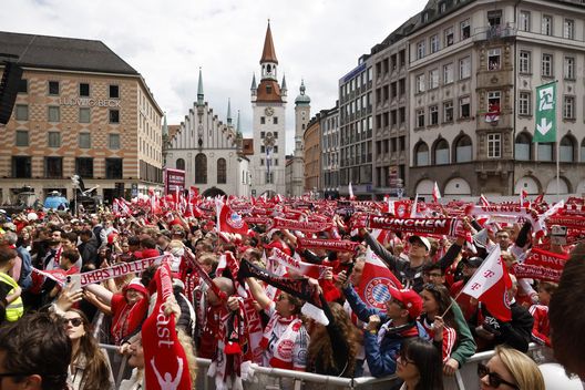 MONACO DI BAVIERA, GERMANIA - 18 MAGGIO: I tifosi del Bayern davanti al Municipio di Monaco di Baviera prima della celebrazione ufficiale del campionato in Marienplatz il 18 maggio 2025 a Monaco di Baviera, Germania. (Foto di Johannes Simon/Getty Images) Bayern Monaco-Bayer Leverkusen: due città, due stili, due visioni- immagine 2
