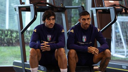 FLORENCE, ITALY - OCTOBER 07: Sandro Tonali and Lorenzo Pellegrini of Italy trains inside the gym during an Italy training session at Centro Tecnico Federale di Coverciano on October 07, 2024 in Florence, Italy. (Photo by Claudio Villa/Getty Images)