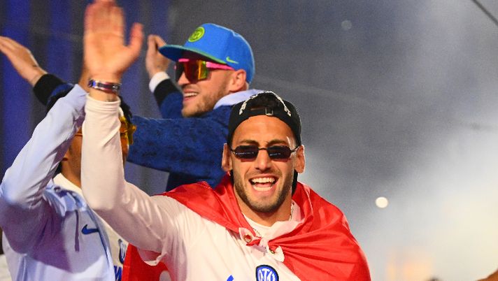 Calhanoglu ai tifosi: “Siamo noi i campioni di Italia, e chi non salta rossonero è” - immagine 1