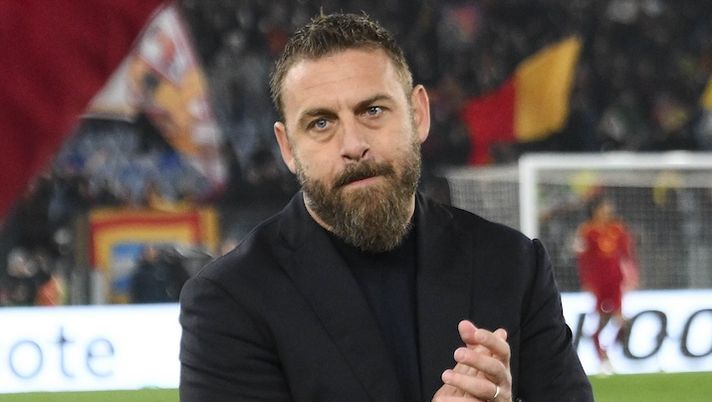 ROME, ITALY - APRIL 18: AS Roma coach Daniele De Rossi during the UEFA Europa League 2023/24 Quarter-Final second leg match between AS Roma and AC Milan at Stadio Olimpico on April 18, 2024 in Rome, Italy. (Photo by Luciano Rossi/AS Roma via Getty Images) De Rossi: “Karsdorp? Non punto il dito sul singolo, ne usciamo assieme. Ci credo ancora molto” - immagine 1